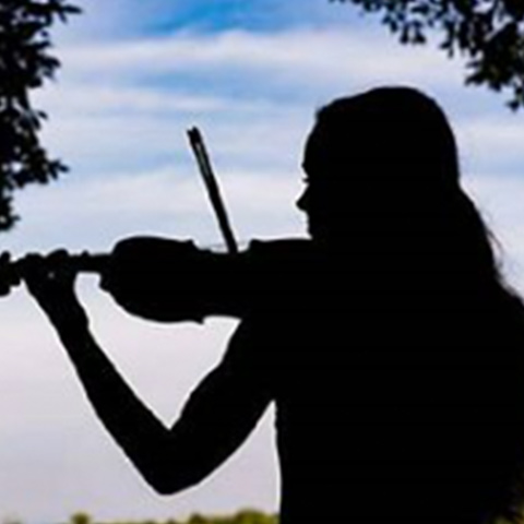 Jayna Leach playing violin